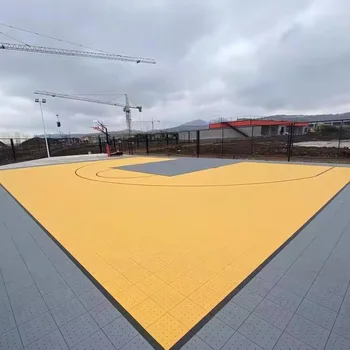Пригодная для сблокирования спортивная напольная плитка Пластик для наружных и внутренних баскетбольных площадок Поверхности для хоккея и тенниса включают линии