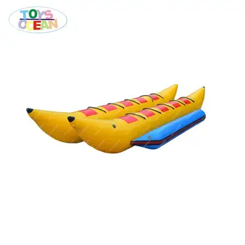 надувная буксируемая лодка-банан для водных видов спорта.